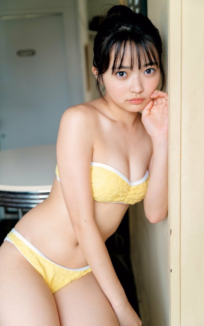 「制コレ24」の“可愛い番長”小森香乃、衣装や水着で魅せるグラビア 『週刊ヤングジャンプ』登場 3枚目