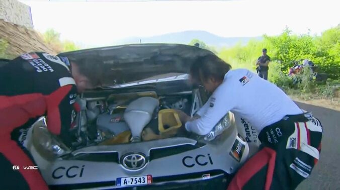 コース脇でドライバー自ら応急処置