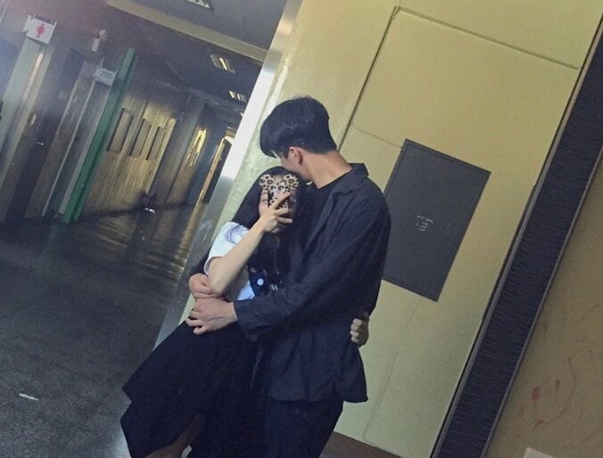 学年トップの美男美女が隠れて付き合うも「防犯カメラに映ってて…」
