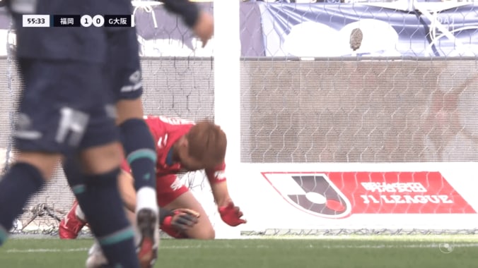 衝撃失点に騒然…ガンバGKが痛恨ミス「何やってるんだ」「無回転だから難しい」ファンの意見は真っ二つ「そっちに弾くんかい」「災難だ」 5枚目