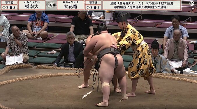 取り組みを止める行司