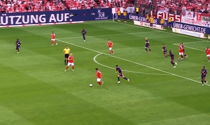 「デュエル無双！」佐野海舟の“瞬殺回収”にファン騒然「ボディバランスが日本人離れ」大型FWからボールを奪い切った瞬間 3枚目