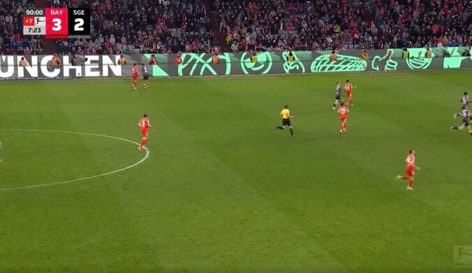 場内騒然！伊藤洋輝が突然倒れた… 相手選手がブチギレ「何してんだよ！」“謎タックル”で吹っ飛ばされる「負けててダサい」 2枚目