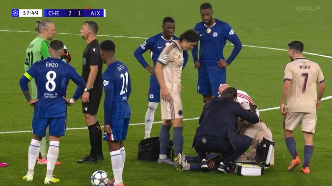 「もろに顔面入ってる」額から大流血！スパイク足裏が頭部を直撃するアクシデント「もつれたあとか」「故意ではないだろうけど」血まみれ顔にスタジアム騒然 5枚目