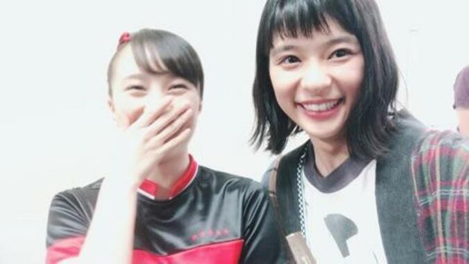 芳根京子、ももクロ百田と“表紙顔交換”公開にファン反響 1枚目