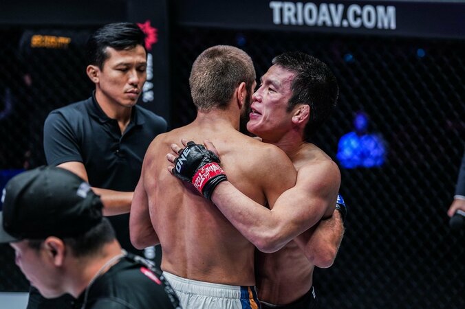 青木真也、衝撃敗戦直後に号泣「秋山さんとやったときから、気持ち切れてんのよ。何のために頑張っていいのか。嫌われるのも疲れた」 2枚目