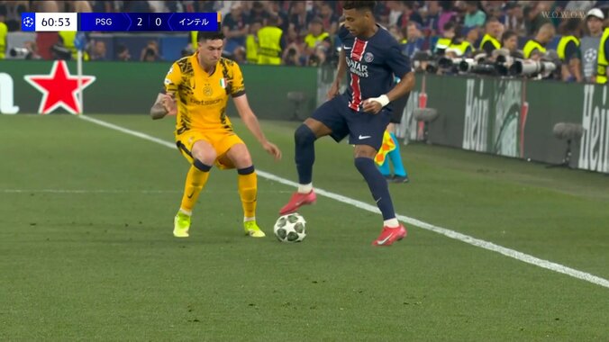 一体何した？“NEXTネイマール”のとんでもない凄技にスタジアム騒然「何歳だよマジ」曲芸級の超絶ターンヒールパスでシュートチャンス演出の瞬間 2枚目