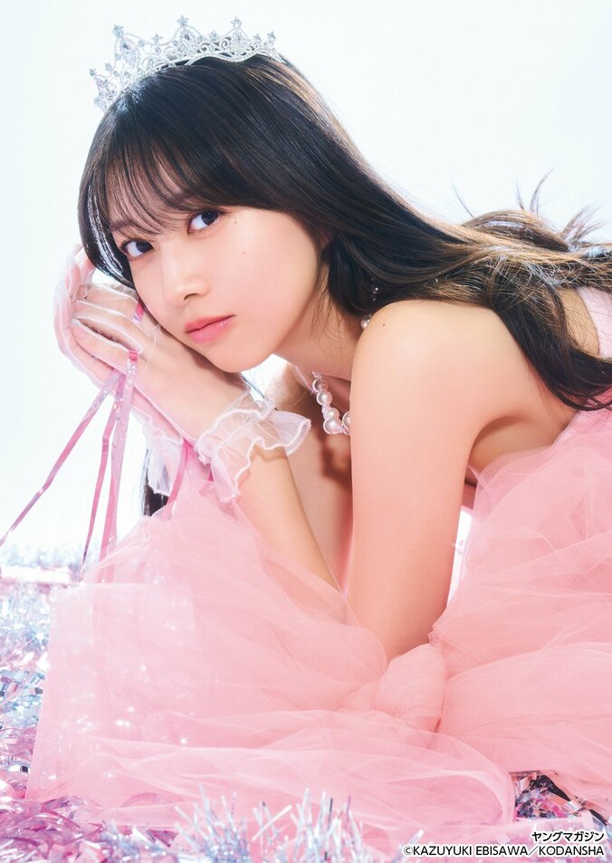 “圧倒的な美の象徴” 牧野真莉愛がモー娘。卒業前のラストグラビア 『ヤンマガ』表紙飾る 2枚目