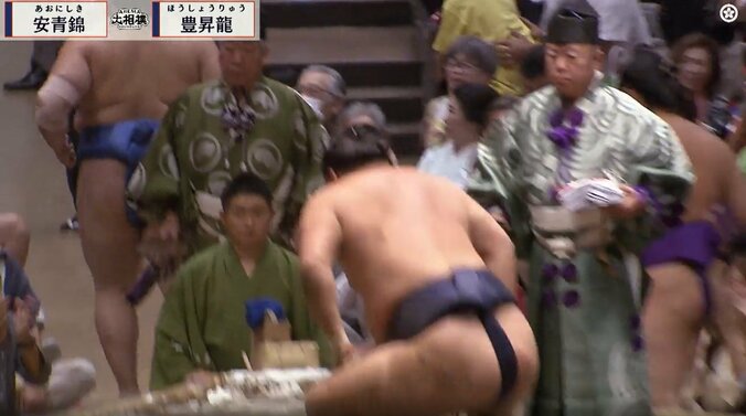 花道を小走りでさがっていく大の里