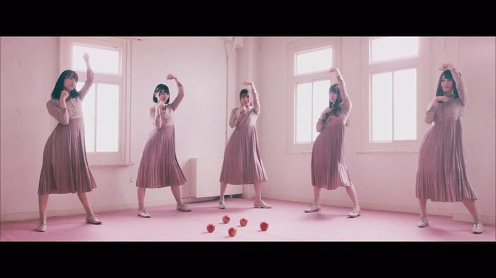 日向坂46、専属モデル5人が桜色の衣装に身を包みキュートに踊る『Footsteps』MV解禁