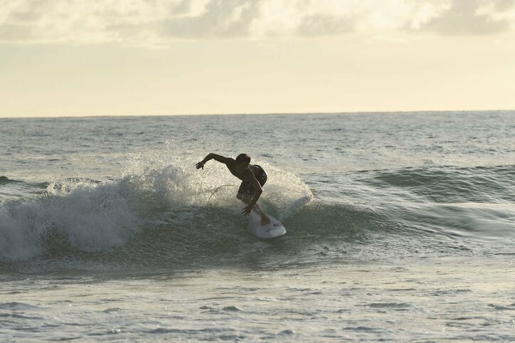 小麦肌の水着ギャルを海で抱きしめ「OK！充電できました」イケメンサーファーのハグにキュン