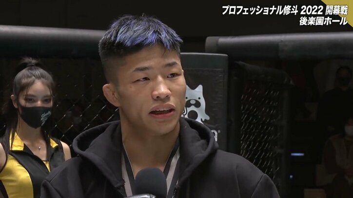 奇襲の飛びヒザ→左カウンターで迎撃! からのパウンド葬に「危ない!危ない!」実況連呼