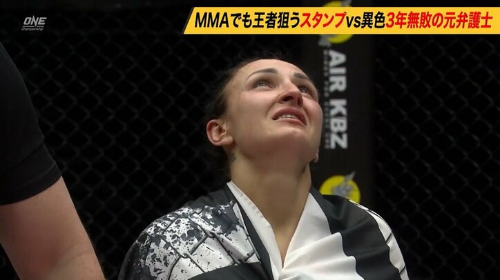「タップしてない！」女子MMA、レフェリーに猛抗議で波紋 終了間際の“手の動き”が論点に