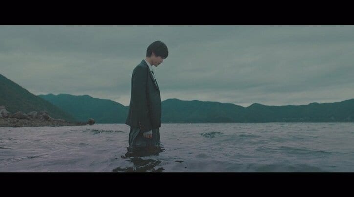 欅坂46、新曲「避雷針」MVで平手友梨奈がフードをかぶり暗闇の中を練り歩く