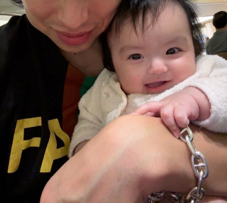 【写真・画像】アレクサンダー、「みんなメロメロ」な次女の笑顔を公開　1枚目