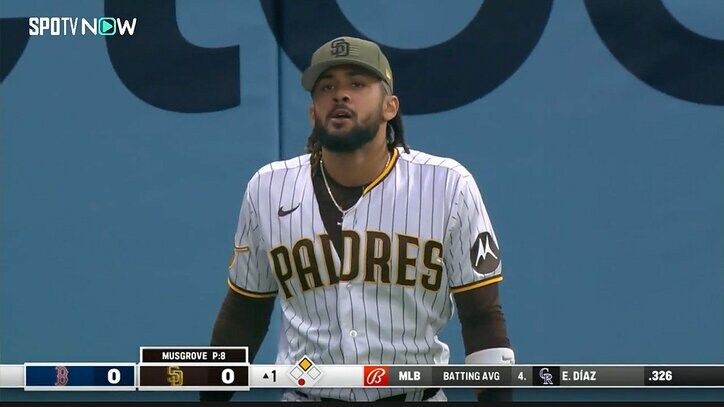 「ジャンプ力えぐない？」吉田正尚の大飛球に飛びついたタティスJrの身体能力がえぐい「飛びすぎだろう」