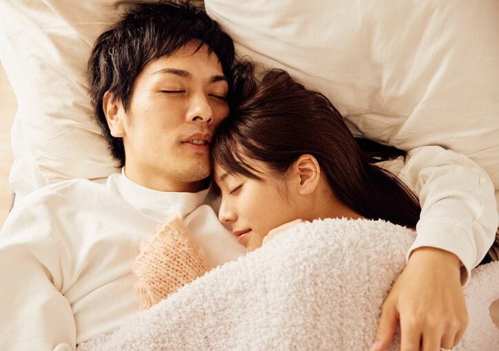 貴島明日香「一緒に寝よ」15歳年上夫に抱きしめられながら…幸せな表情で就寝『私たち結婚しました4』第6話