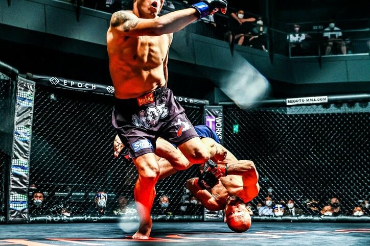 「まるで妖怪」「ゾンビみたい…」“独特すぎる”ファイトスタイルに視聴者騒然…足関十段が放った異彩に反響