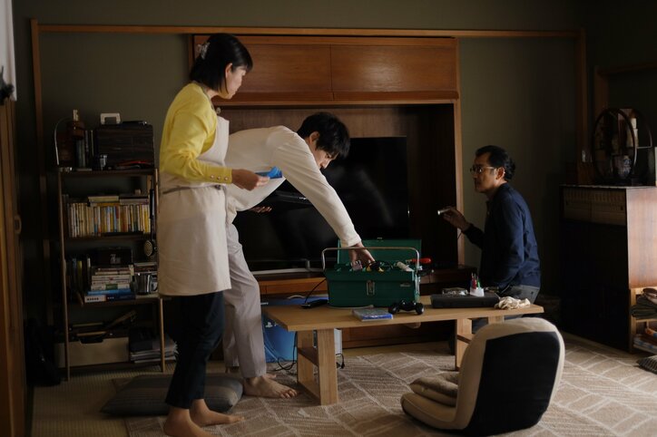 吉田鋼太郎のお父さん姿解禁 FFのやりすぎで妻・財前直見に叱られる!?