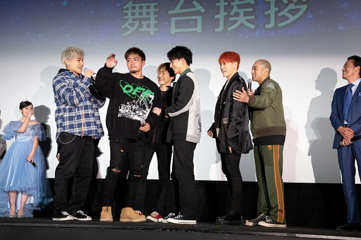 片寄涼太&橋本環奈の舞台挨拶にGENERATIONSがサプライズ登場!ファンも大喜び 映画『午前0時、キスしに来てよ』
