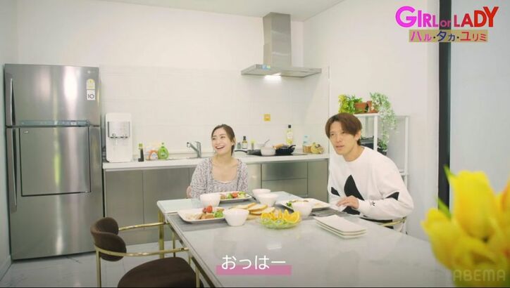 不倫された過去を持つバツイチ美人広報、すっぴん風メイク&胸元ざっくりの部屋着姿で朝ごはんを用意、“疑似奥さん”体験に最年長男子がデレデレ