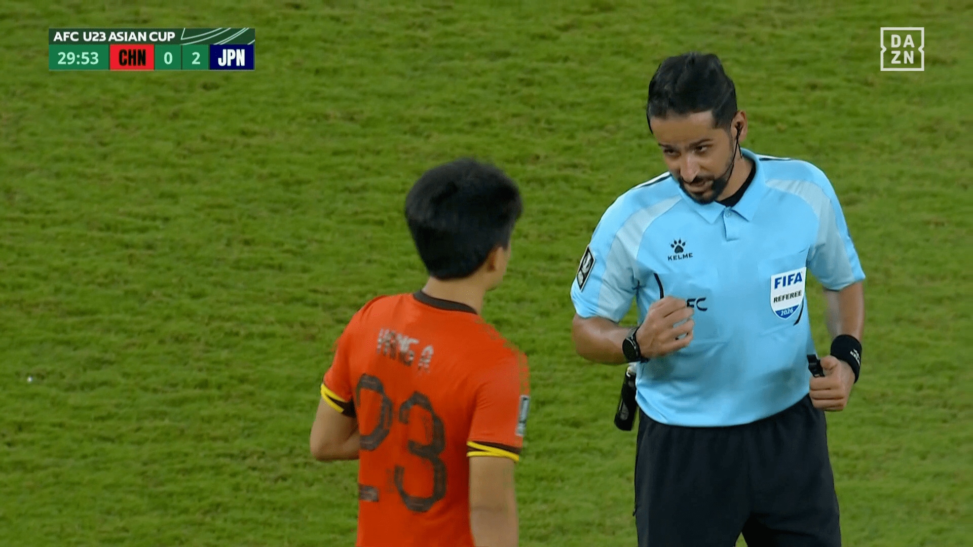 主審は中国DFに注意を与えるのみ