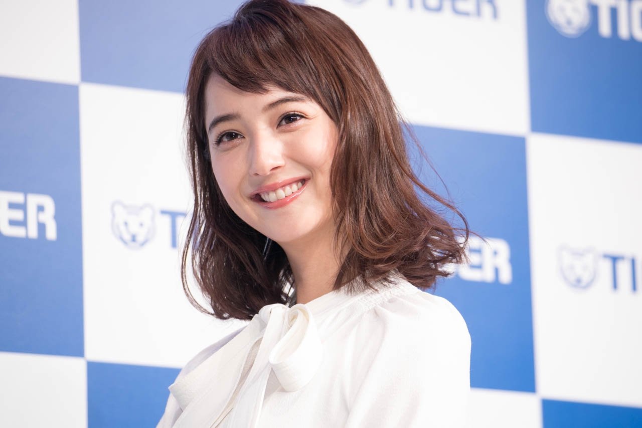 こんな可愛いママ見た事ない」佐々木希、銀縁メガネのオフショットに