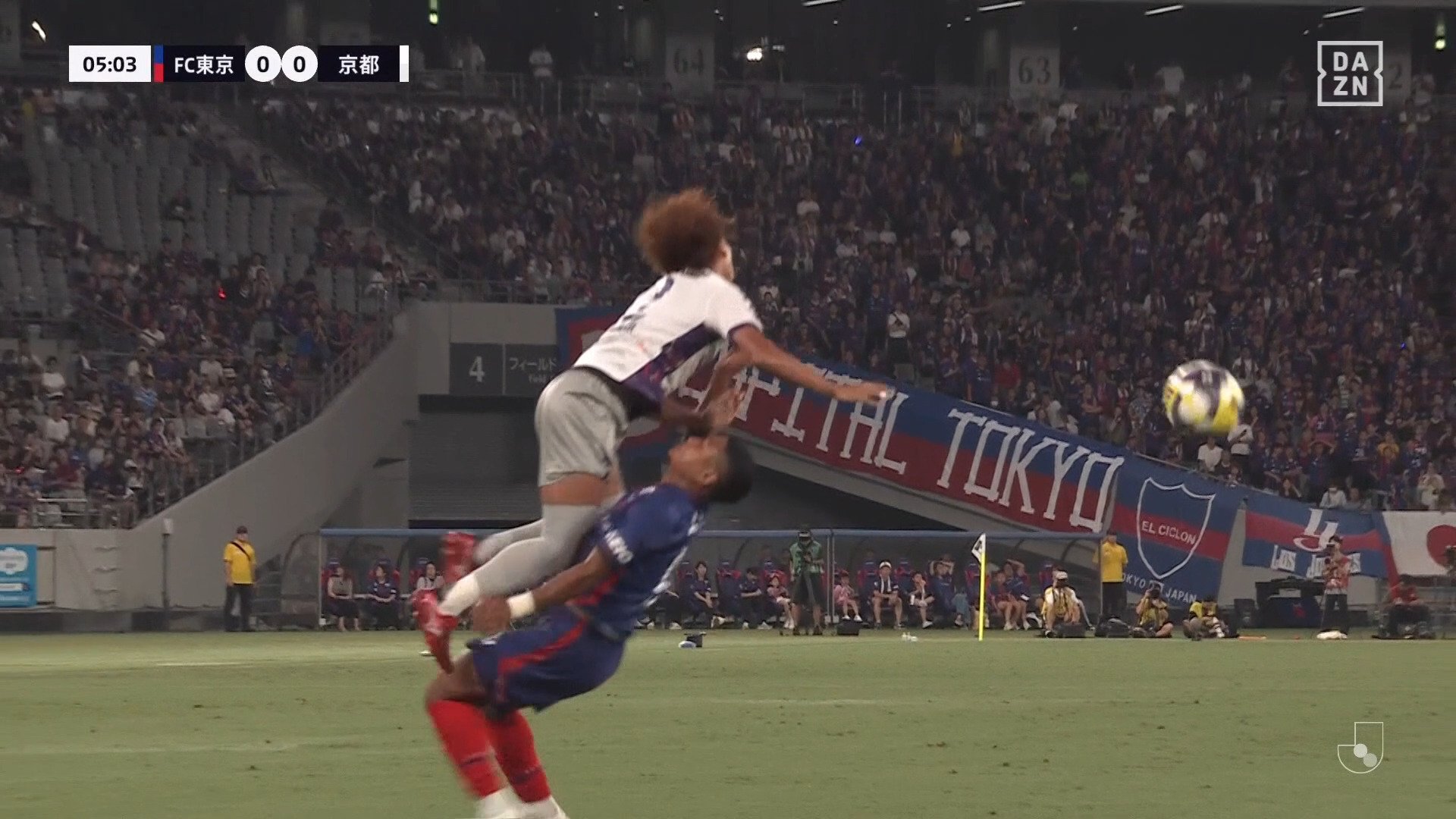 【映像】ジャンプしてる相手に突っ込み空中大激突