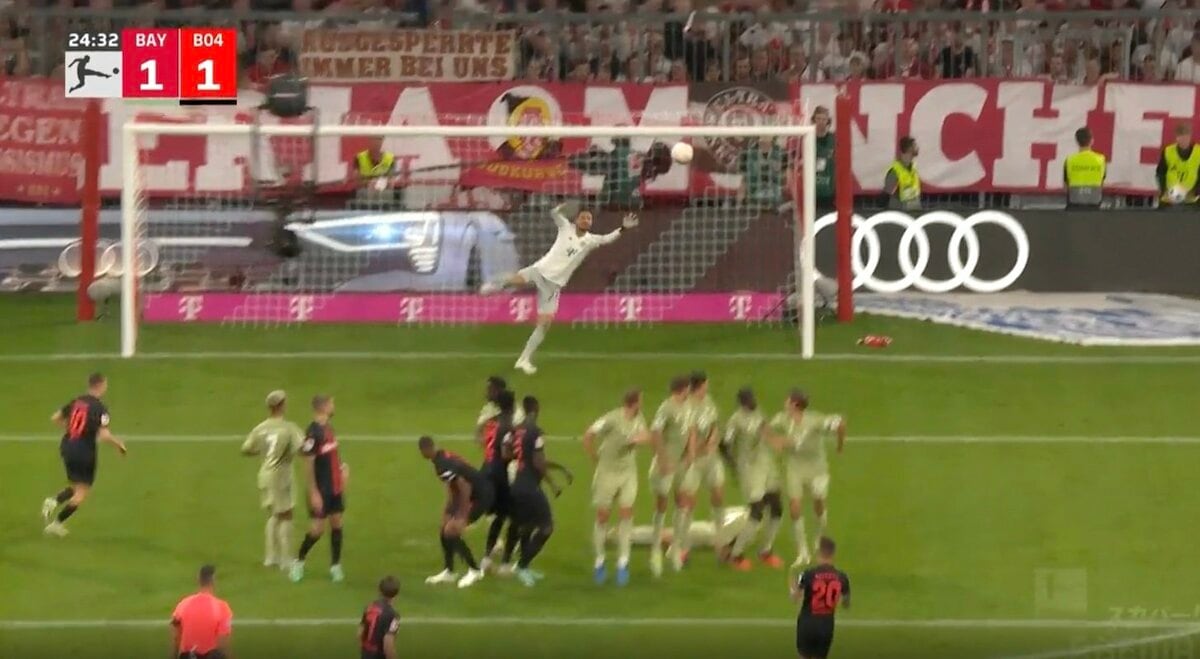 スタジアムが揺れた！衝撃のフリーキック ゴール枠外から急激な“超絶縦