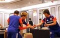堂安律「さすがに（笑）」“ハグ強制終了”で中村俊輔コーチと握手！逃げられた長友佑都「ちょっと待てよ！（笑）」