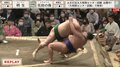 強烈のど輪で土俵に強烈ビターン！力士が背中からドスンと落ちる迫力に館内騒然「痛そう」「大丈夫か！？」