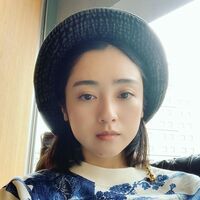 「お人形さんみたい」 安達祐実、夫の帽子を被った“幼稚園児スタイル”のオフショットを披露しファン称賛