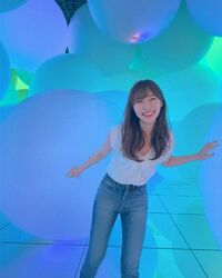 指原莉乃、トップス反対に着たお茶目なオフショットを公開 「笑顔世界一かわいい」「どっちみち美女」と絶賛