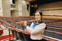 『おかえりモネ』出演の恒松祐里、セーラー服姿でフルートを吹くオフショットにファン称賛「立ち姿の美しいこと！」