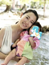 松尾翠アナ、娘たちと小川で水遊び「大好きな場所こそが、何よりのパワースポット」