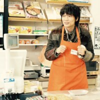 綾野剛のエプロン姿に“怪物萌え”するファン続出