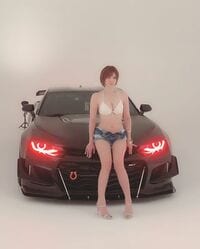 手島優、車のボンネットに腰掛けたスタイル抜群なオフショットを披露「強めの顔とは打って変わって…」