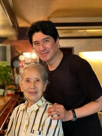 川崎麻世『昭和レトロな実家の喫茶店で87歳の母とツーショット』