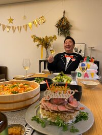 桃『お肉ケーキとちらし寿司で、おめデブ♡』