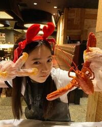 島崎遥香、カニカチューシャを着けながらロブスター片手にピース！ 「ハイテンションなぱるるめちゃくちゃ可愛い！」の声