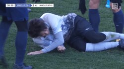 内田篤人が「ケツを蹴られた笑」“まさかの宇宙開発シュート”にスタジアム騒然！ 先輩からいじられまくった一部始終「お膳立てをw」