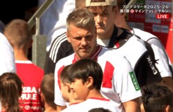 「ルール的にアリなの？笑」新監督の“斬新すぎる服装”にツッコミ殺到！「もはやサポーターw」史上初の珍事にケルン指揮官は「スリムに見えると思ったけど…」