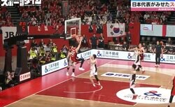 韓国代表を崩した！バスケ日本代表・渡邊雄太、神連携→“豪快スラムダンク”炸裂「シカゴ・ブルズやん」華麗すぎるスーパープレーに場内騒然