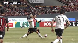 なんでだよ！札幌・荒野がファウルからのイエローに納得できず不満大爆発！“アフターで足を踏んだ”との判定に雄叫び抗議の瞬間　ファンも「辻褄あわんけどな」