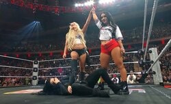 美しいお顔が… 女子王者の顔面を椅子に叩きつける“凶行”「これはまずい」実況ドン引き 