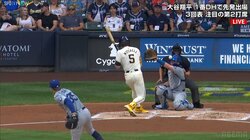 「すごい音だな…」ドジャース投手が“あわや顔面”の危険なデッドボール　打者の右肩→捕手の顔面を連続直撃させる"衝撃アクシデント”