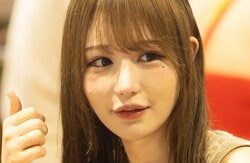 「実家は一軒家7階建て」超お嬢様の21歳新人セクシー女優、“実家豪邸で撮影”高校時代の家族写真を公開