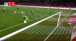 「速すぎて見えない」「美しすぎる…」 ポスト直撃からの“超反応アウトサイドキック”→芸術的ゴールの瞬間　GKの手が届かない右隅“神コース”へ突き刺した一撃