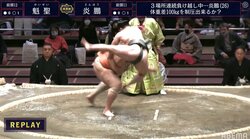 飛びすぎた炎鵬、空中で魁聖に突かれ奇襲失敗… ファン驚き「どんだけ飛ぶねんw」