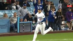 フリーマンが大谷翔平に…メジャー通算175号での感動的な一コマ 本塁で出迎える姿に「こっちまで嬉しくなる」